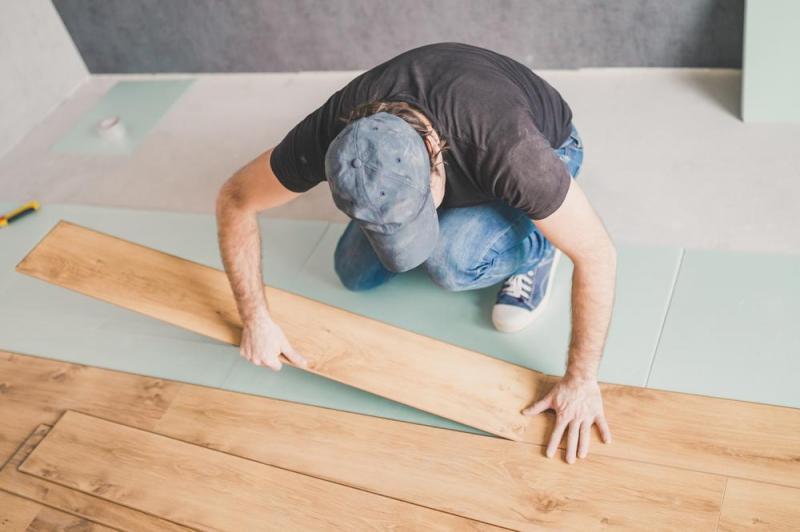 Pose de parquet stratifi&eacute;, les &eacute;tapes cl&eacute;s pour un r&eacute;sultat impeccable