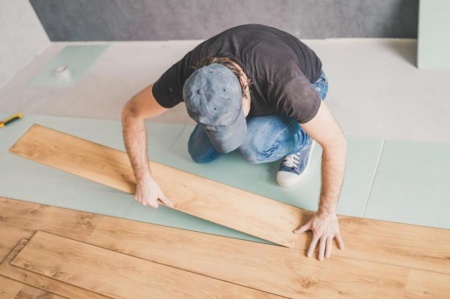 Pose de parquet stratifi&eacute;, les &eacute;tapes cl&eacute;s pour un r&eacute;sultat impeccable